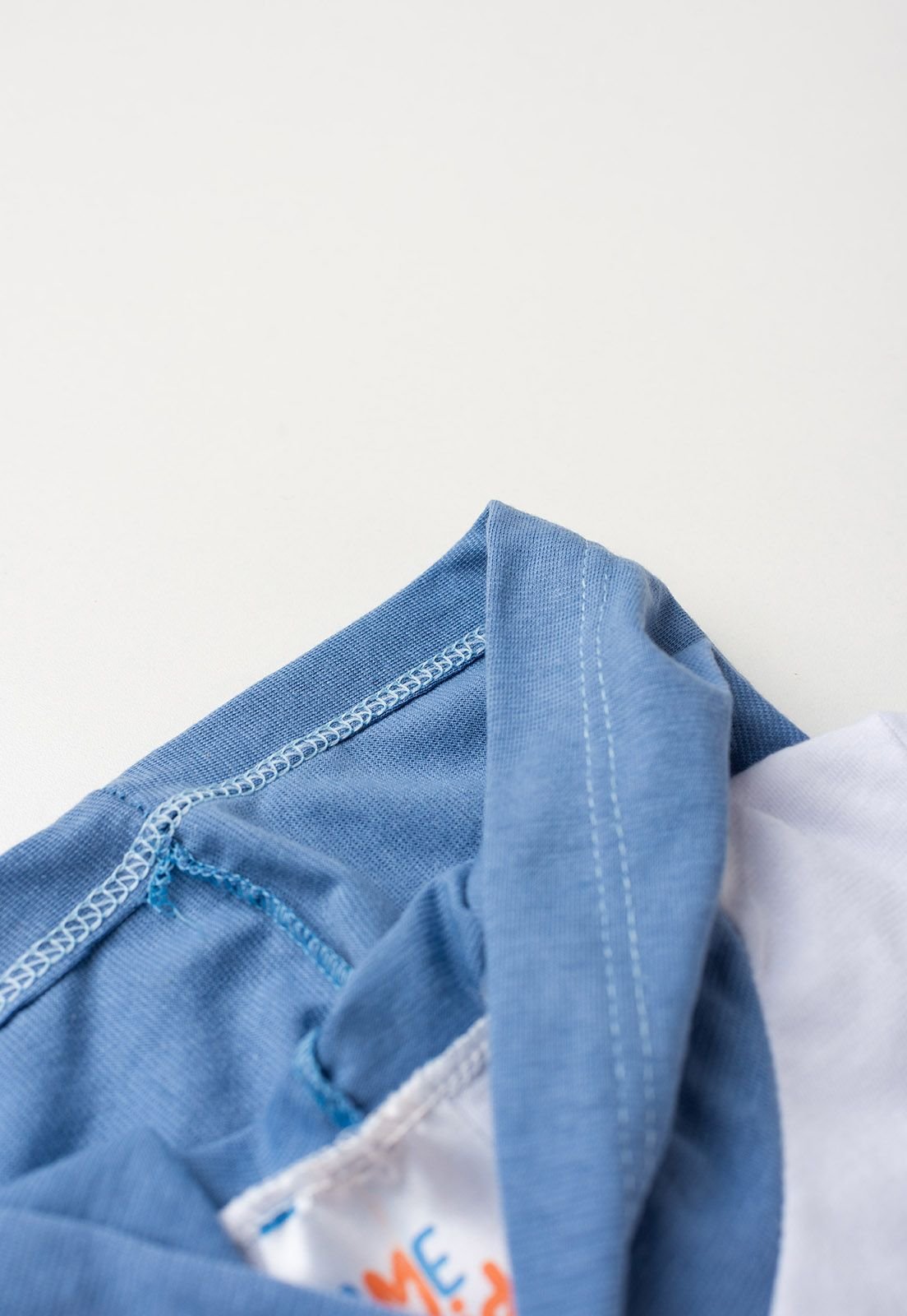 Detalhe: Capuz contrastante do Conjunto Blusa com Capuz e Shorts Ame Kids, cor Azul Rivera