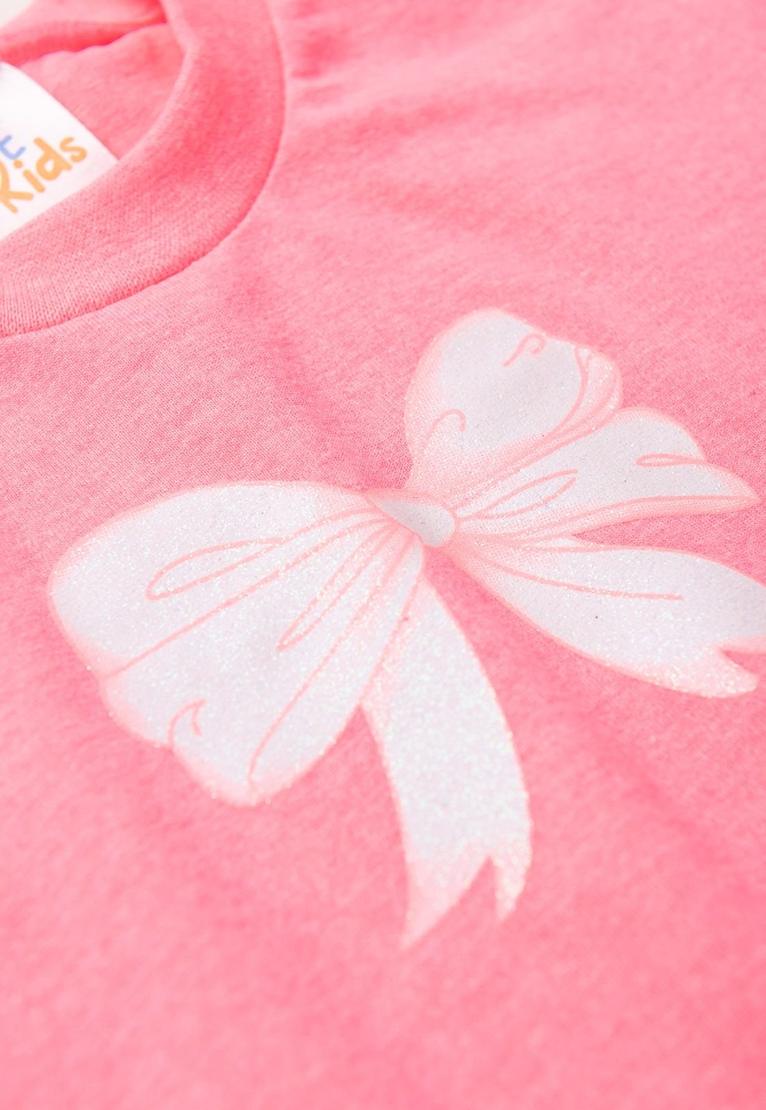 Detalhe: Estampa de la&ccedil;o do Conjunto Blusa e Shorts Ame Kids, cor Rosa Neon