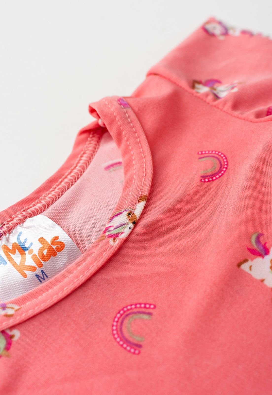 Detalhe: Gola e estampa do Vestido Curto de Liganete Ame Kids, cor P&ecirc;ssego
