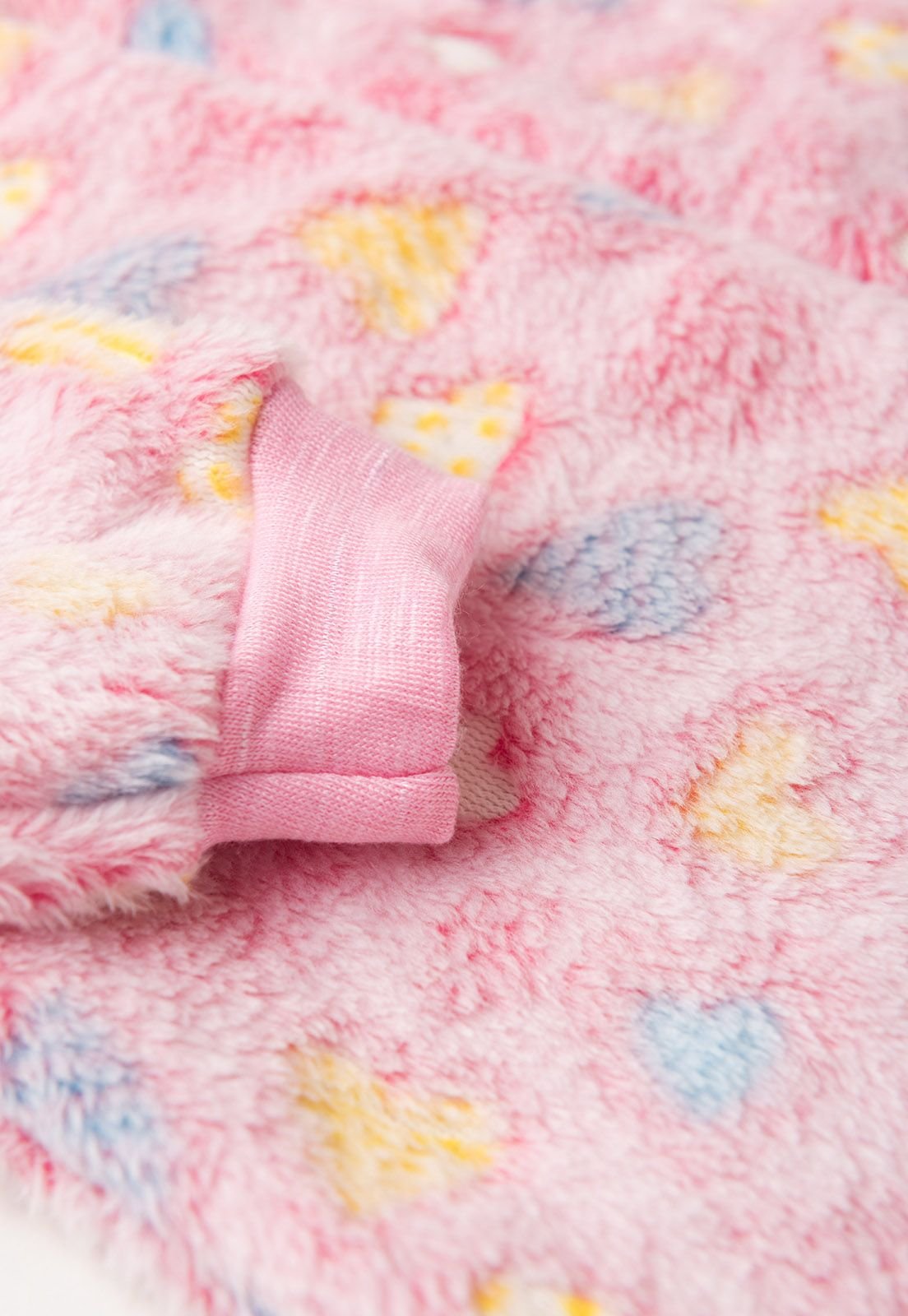 Detalhe: Punhos em ribana do Macac&atilde;o Fleece com Z&iacute;per Ame Kids, vers&atilde;o Heart