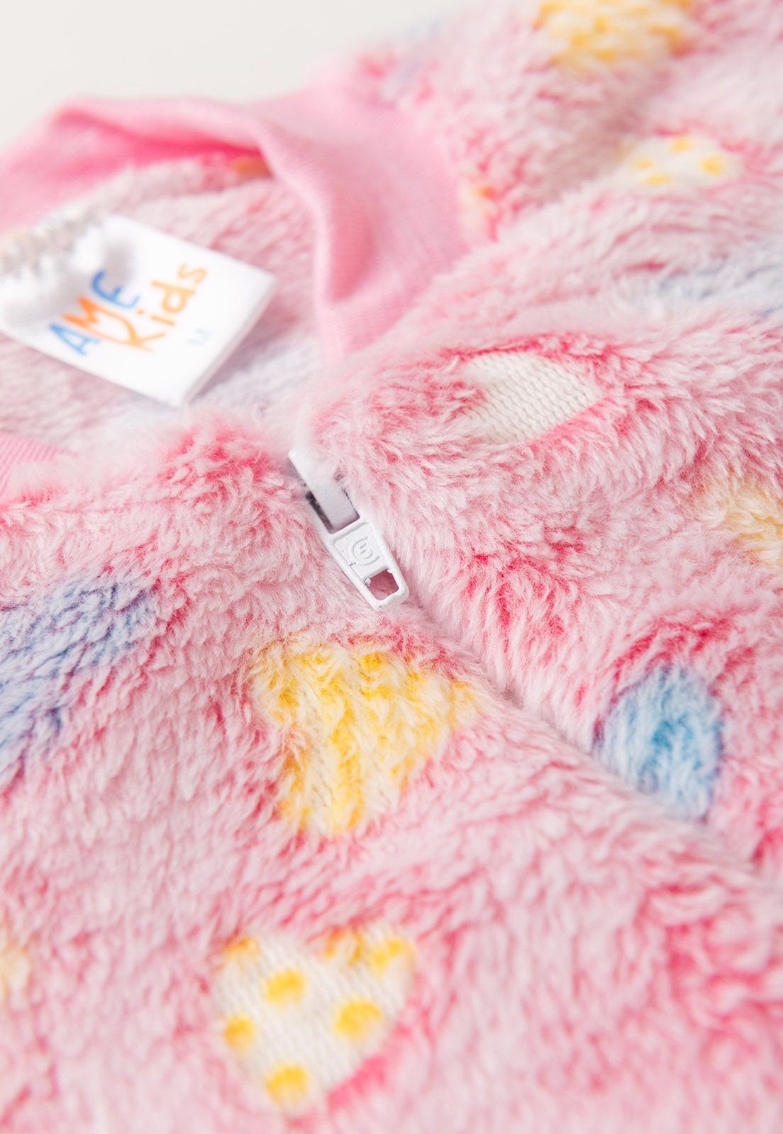 Detalhe: Gola e z&iacute;per do Macac&atilde;o Fleece com Z&iacute;per Ame Kids, vers&atilde;o Heart