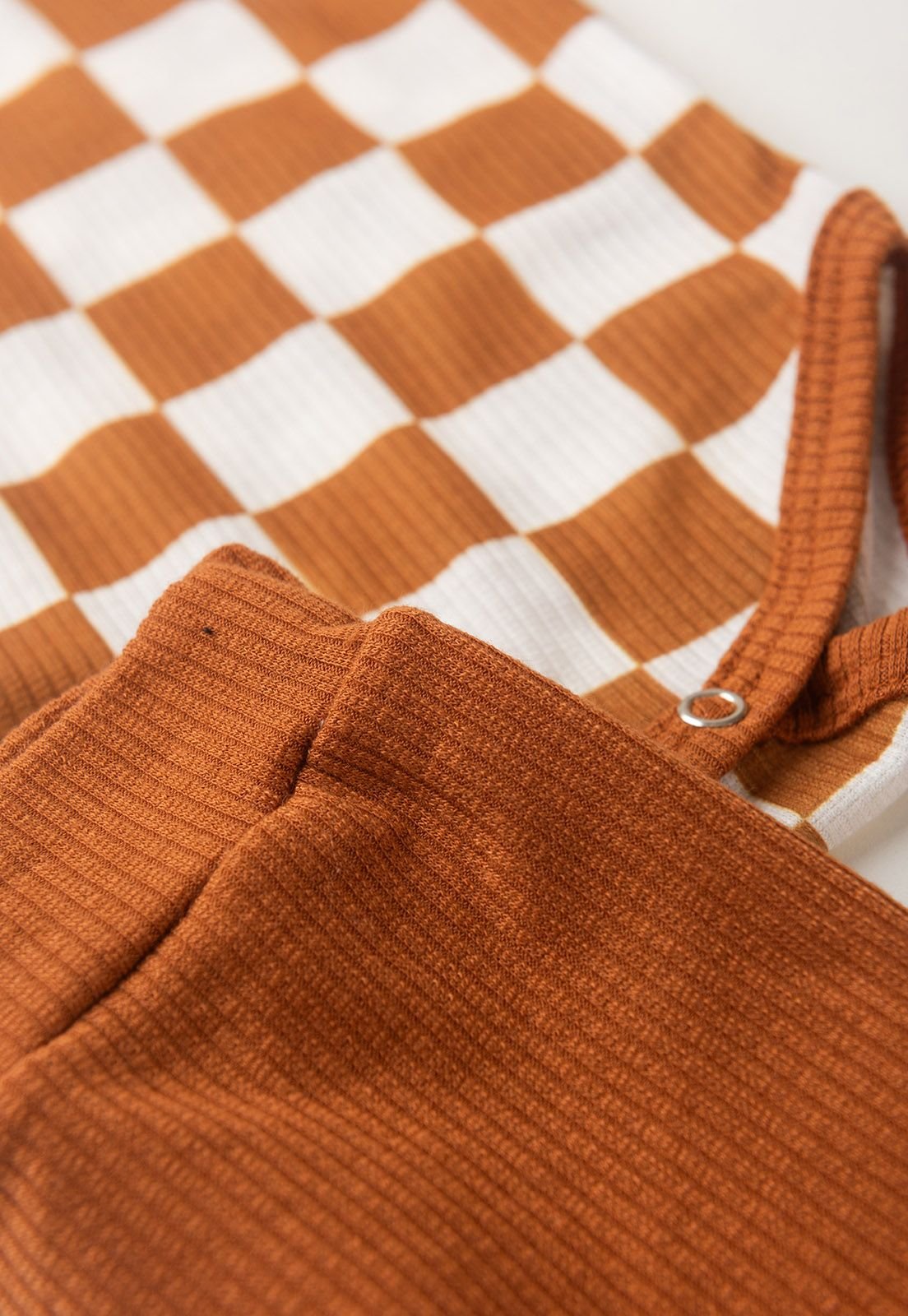 Detalhe: Bot&atilde;o no ombro do Conjunto Body Xadrez e Cal&ccedil;a Canelada Ame Kids, cor Avel&atilde;