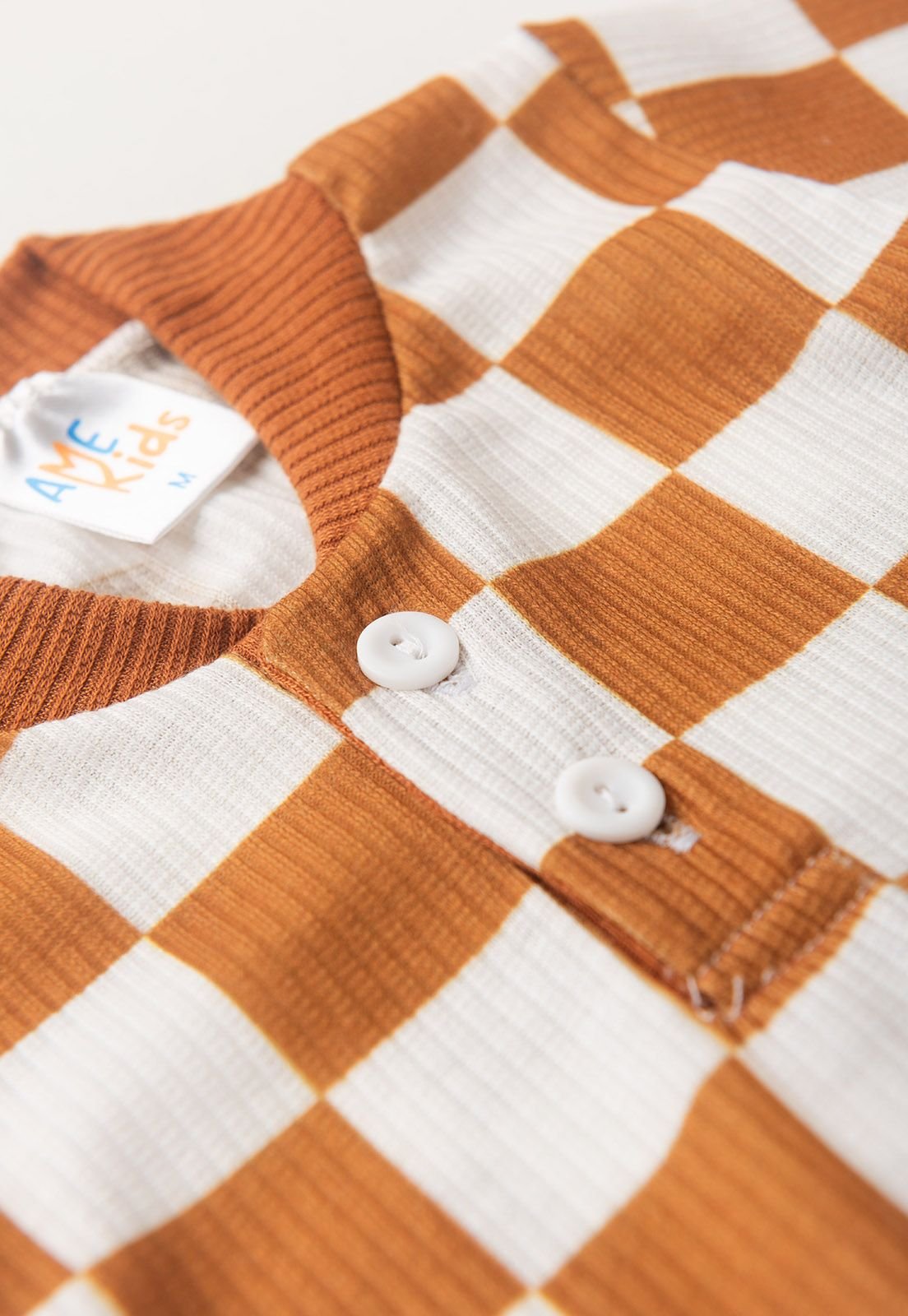 Detalhe: Golinha e bot&otilde;es do Conjunto Body Xadrez e Cal&ccedil;a Canelada Ame Kids, cor Avel&atilde;