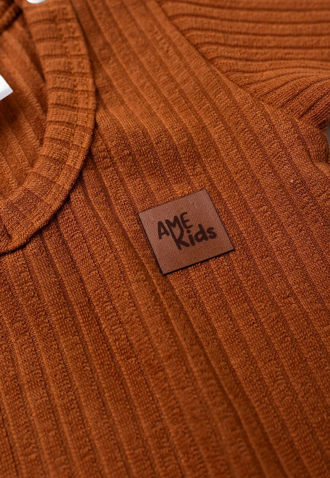 Detalhe: Etiqueta Ame Kids do Conjunto Body e Cal&ccedil;a Canelado Ame Kids, cor Terra