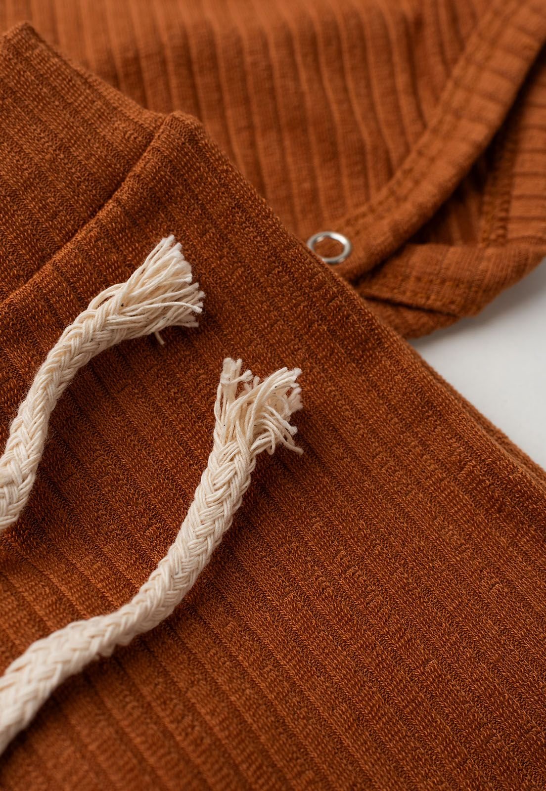 Detalhe: Cal&ccedil;a com cord&atilde;o do Conjunto Body e Cal&ccedil;a Canelado Ame Kids, cor Terra