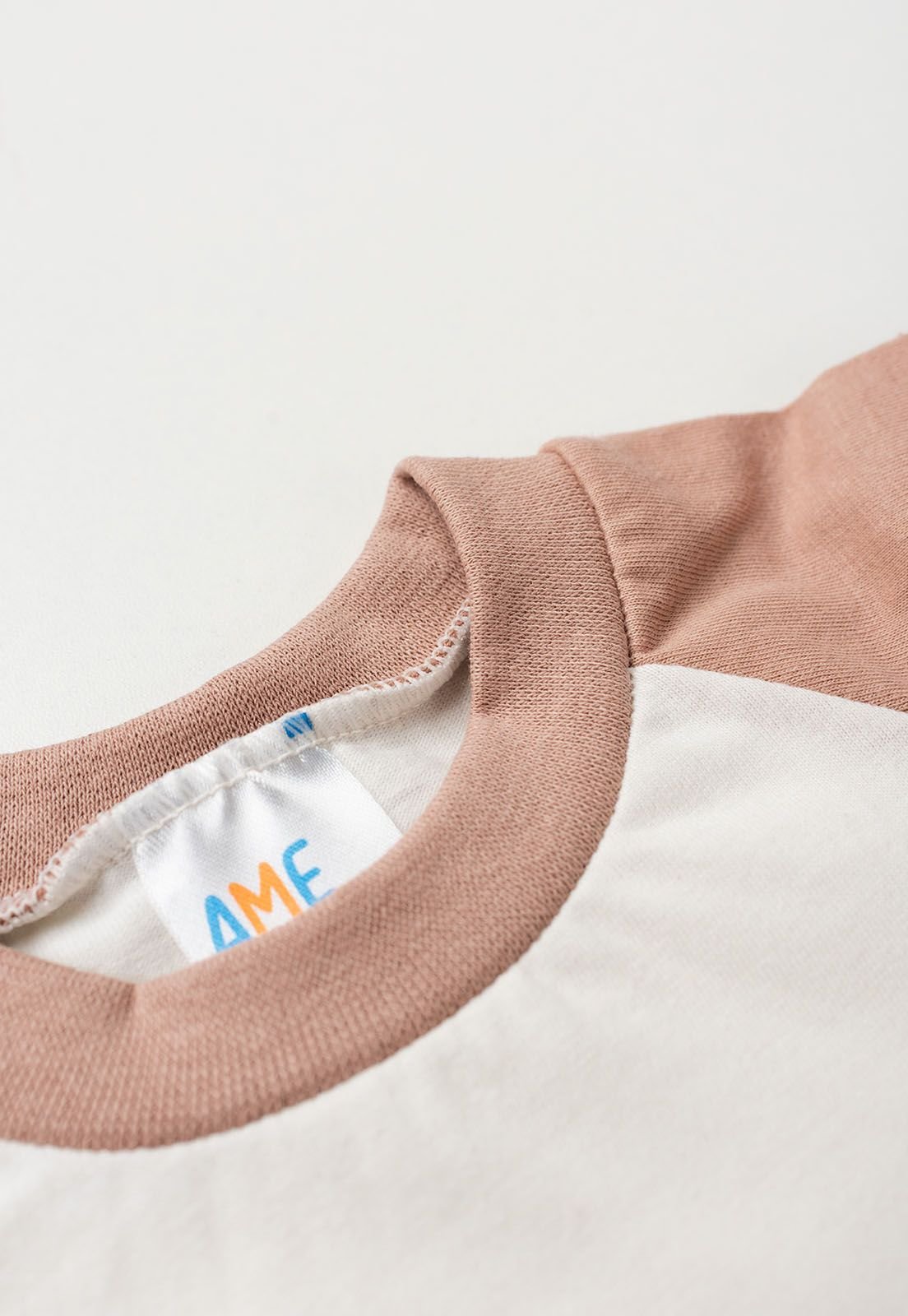 Detalhe: Gola em ribana do Pijama Blusa Raglan e Cal&ccedil;a Estampado Ame Kids, cor Doce de Leite