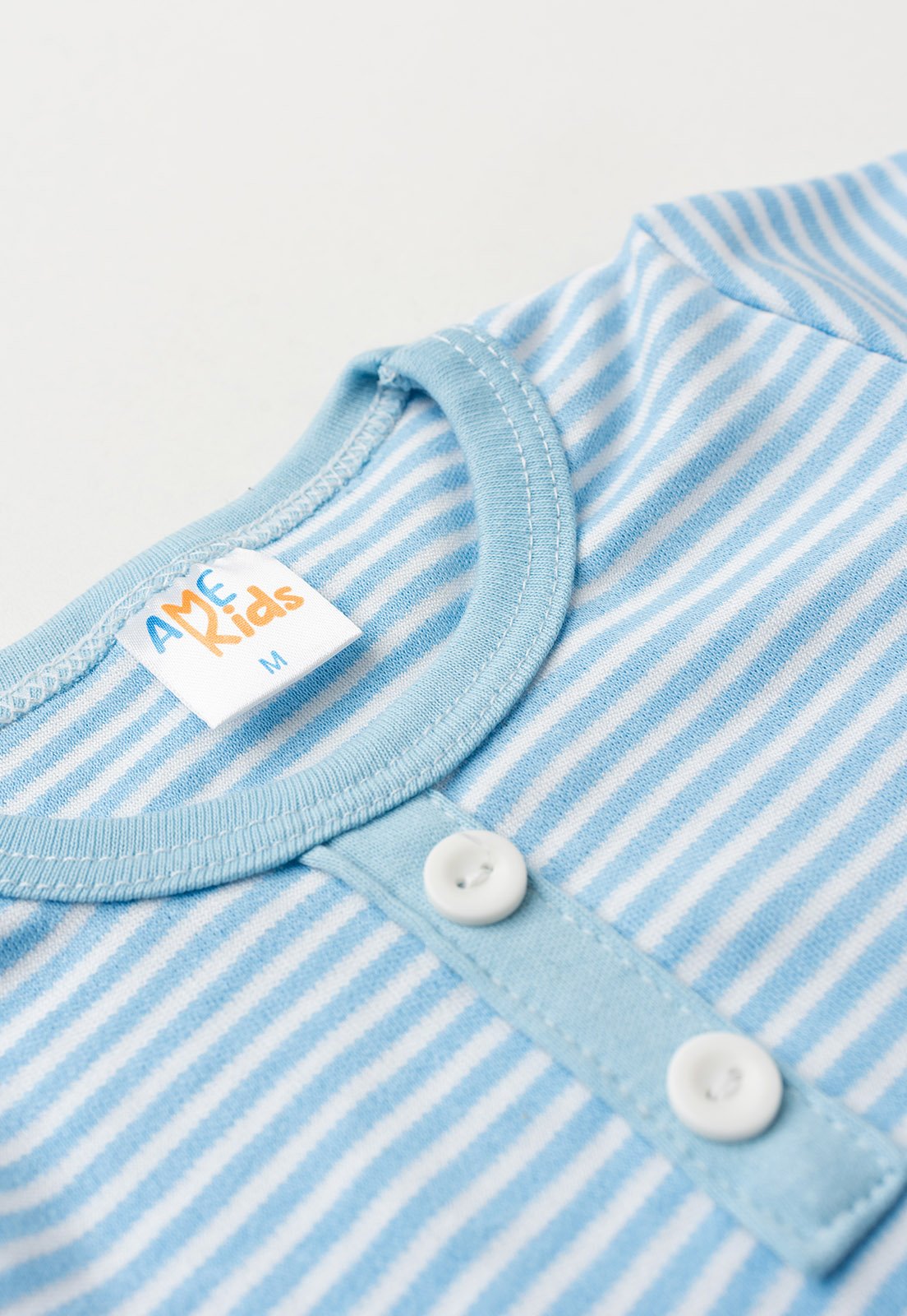 Detalhe: Bot&otilde;es frontais do Conjunto Blusa Listrada e Cal&ccedil;a Ame Kids, cor Azul Claro