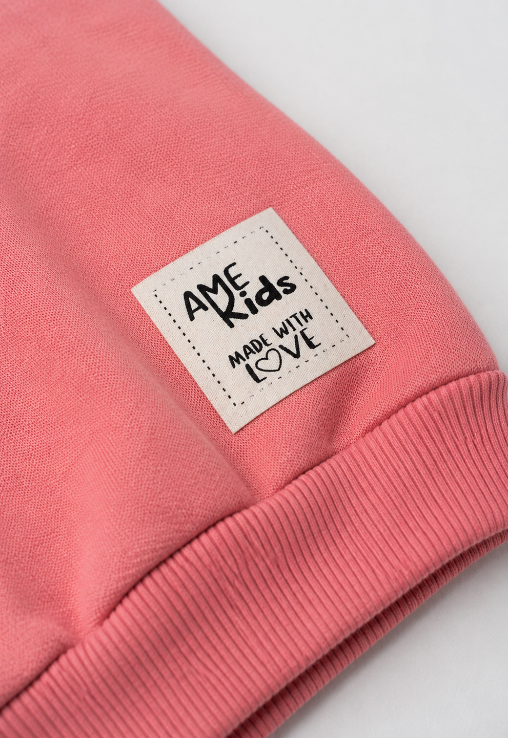 Detalhe: Etiqueta Ame Kids do Conjunto Blusa e Cal&ccedil;a de Moletom Ame Kids, cor Ros&ecirc;