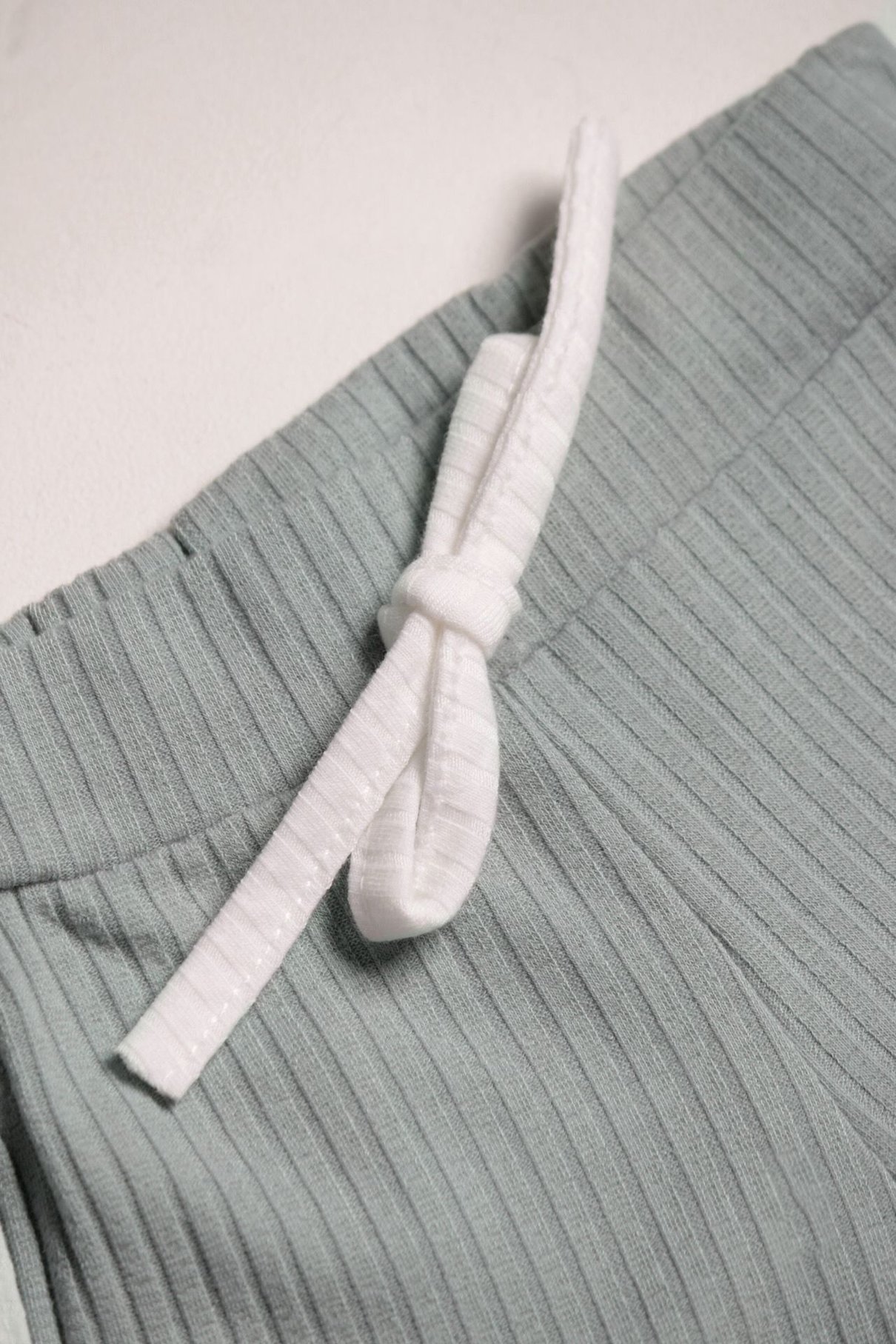 Detalhe: Cord&atilde;o no shorts do Conjunto Blusa e Shorts Canelado Ame Kids, cor Verde