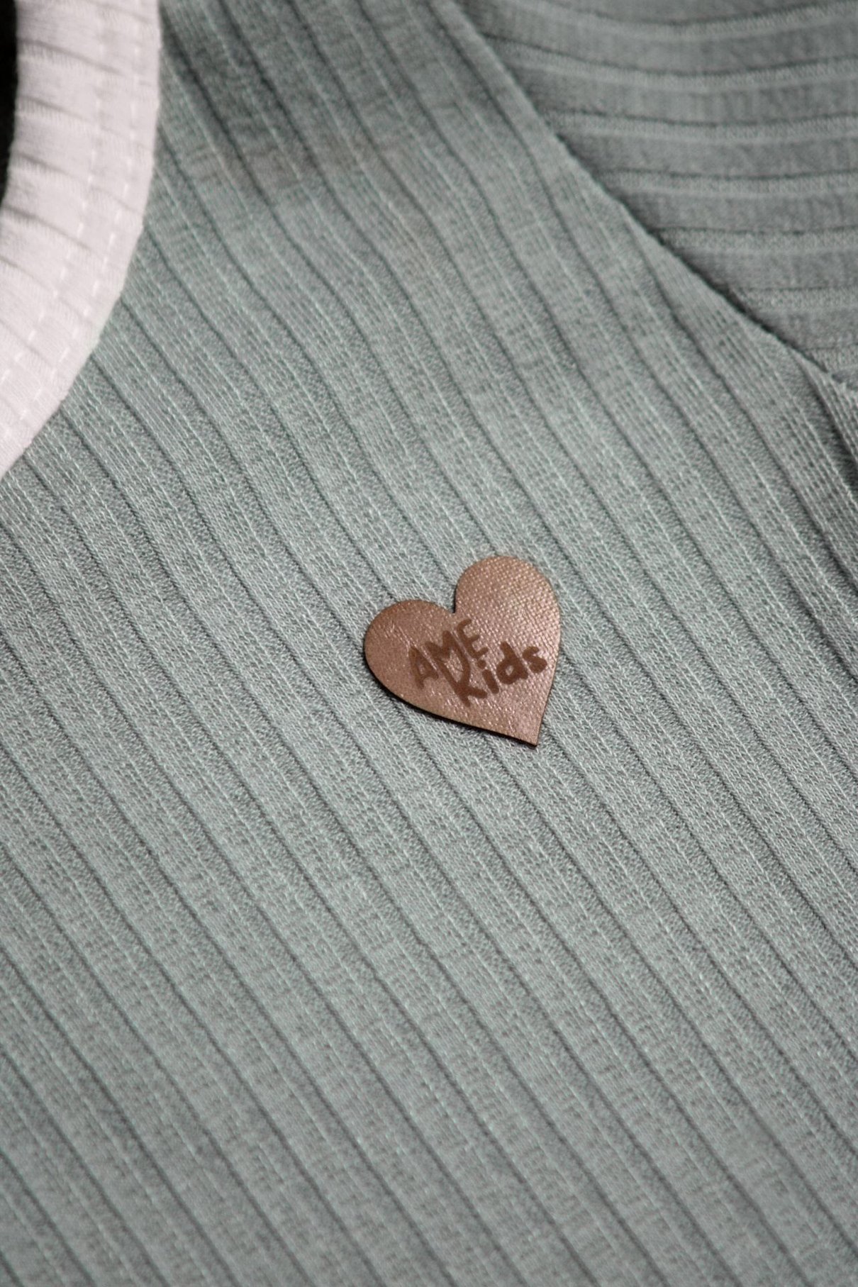 Detalhe: Patch de cora&ccedil;&atilde;o do Conjunto Blusa e Shorts Canelado Ame Kids, cor Verde