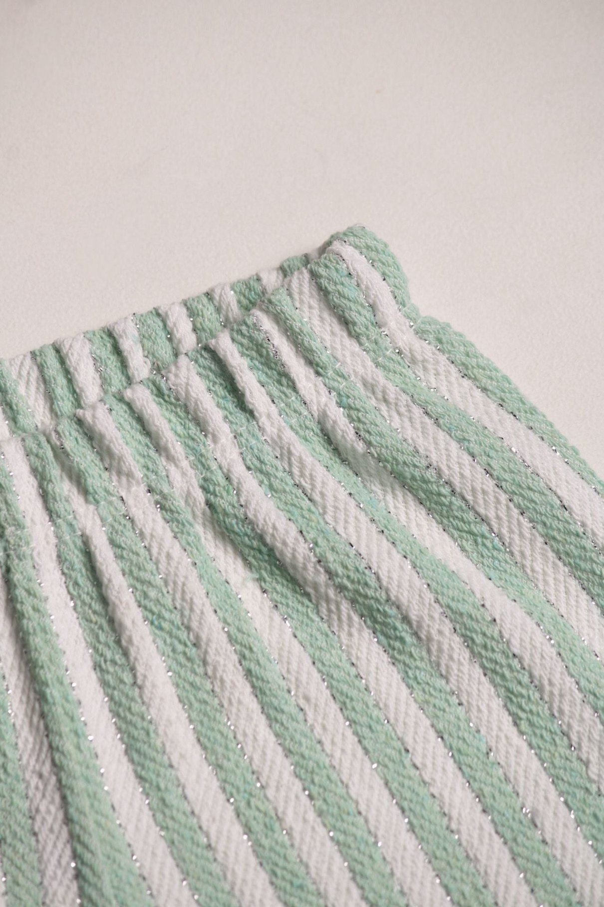 Detalhe: Shorts listrado do Conjunto Regata e Shorts Listrado Ame Kids, cor Verde