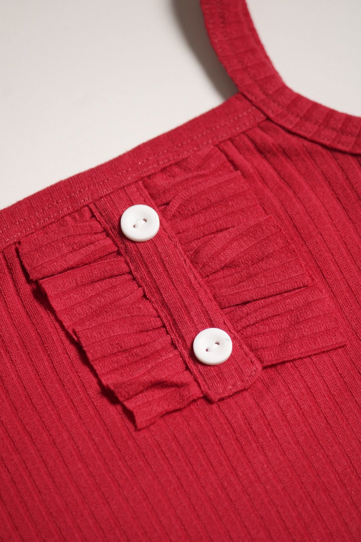 Detalhe: Babado com bot&otilde;es do Conjunto Blusa de Alcinha e Shorts Estampado Ame Kids, cor Vermelho