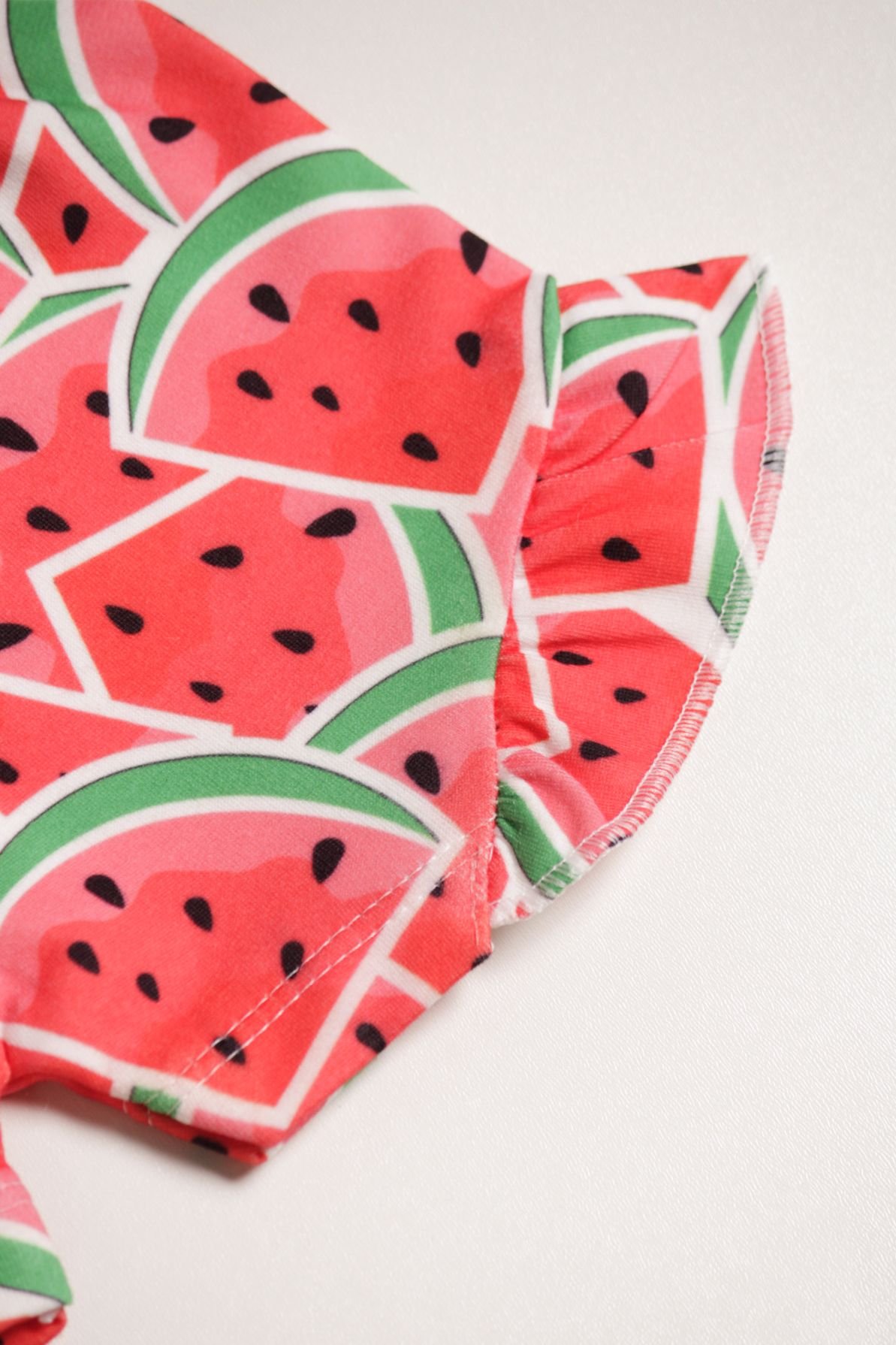 Detalhe: Babado na barra do Conjunto Blusa de Alcinha e Shorts Estampado Ame Kids, cor Vermelho