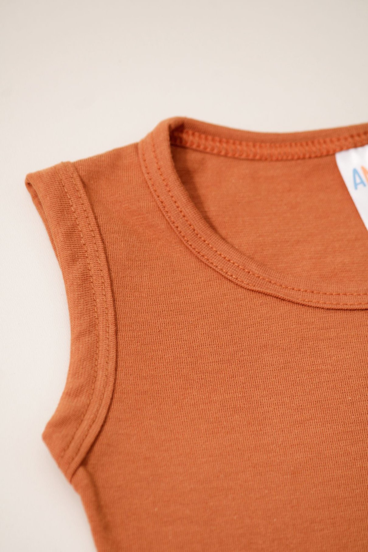 Detalhe: Regata lisa do Conjunto Regata e Shorts Xadrez Ame Kids, cor Avel&atilde;