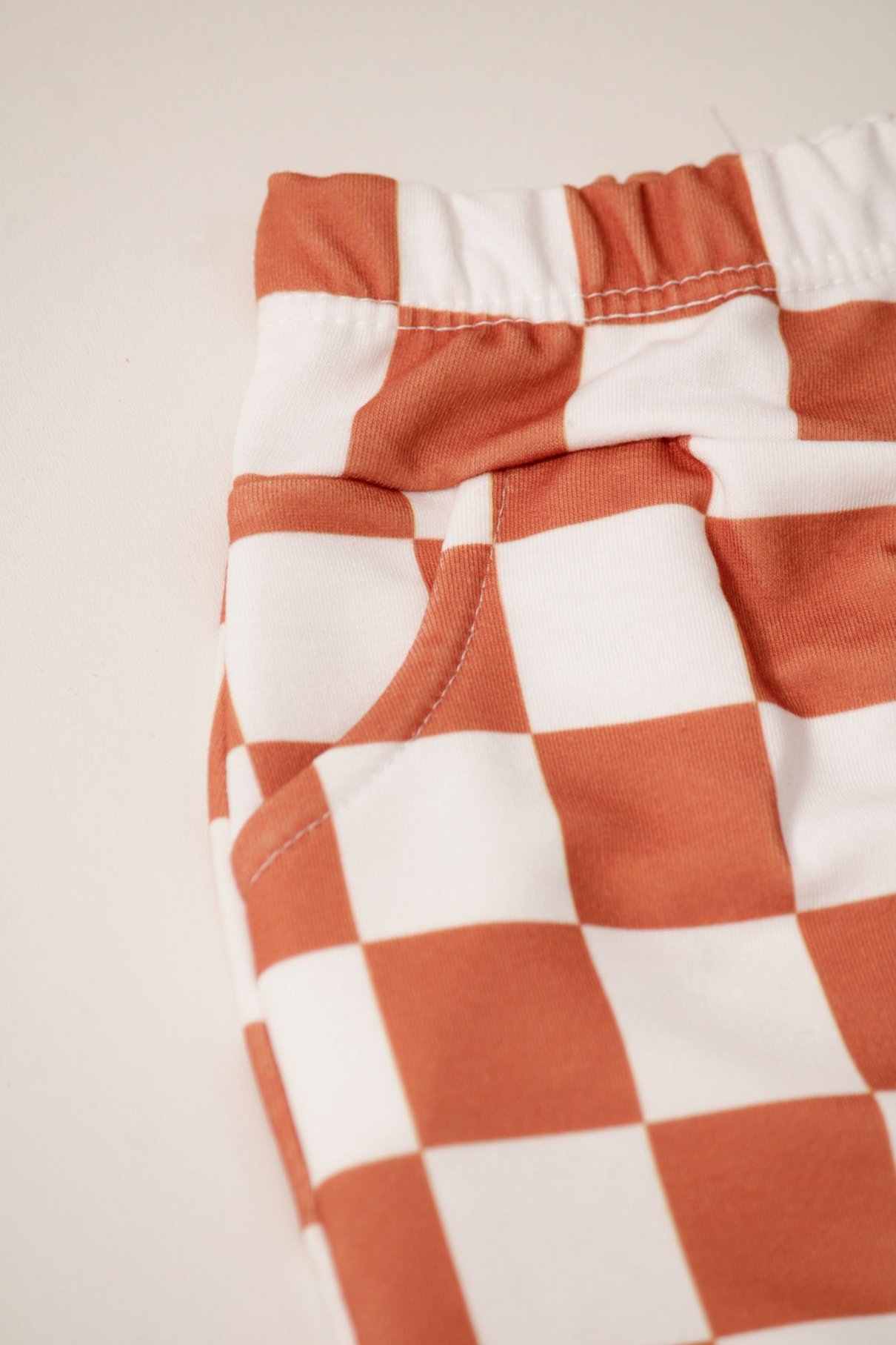 Detalhe: Shorts xadrez do Conjunto Regata e Shorts Xadrez Ame Kids, cor Avel&atilde;