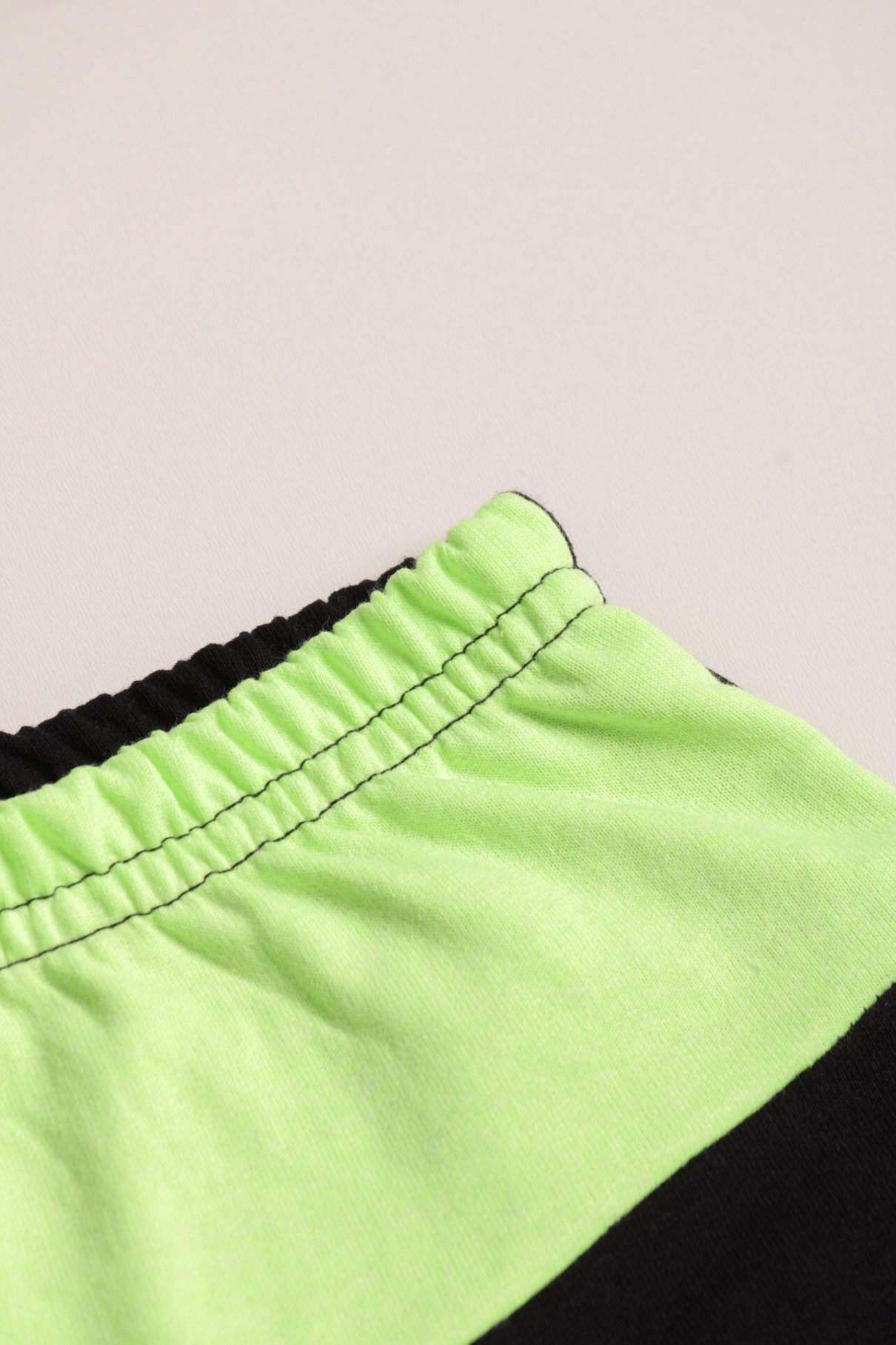 Detalhe: C&oacute;s com el&aacute;stico do Conjunto Blusa e Shorts Recorte Diagonal Ame Kids, cor Verde