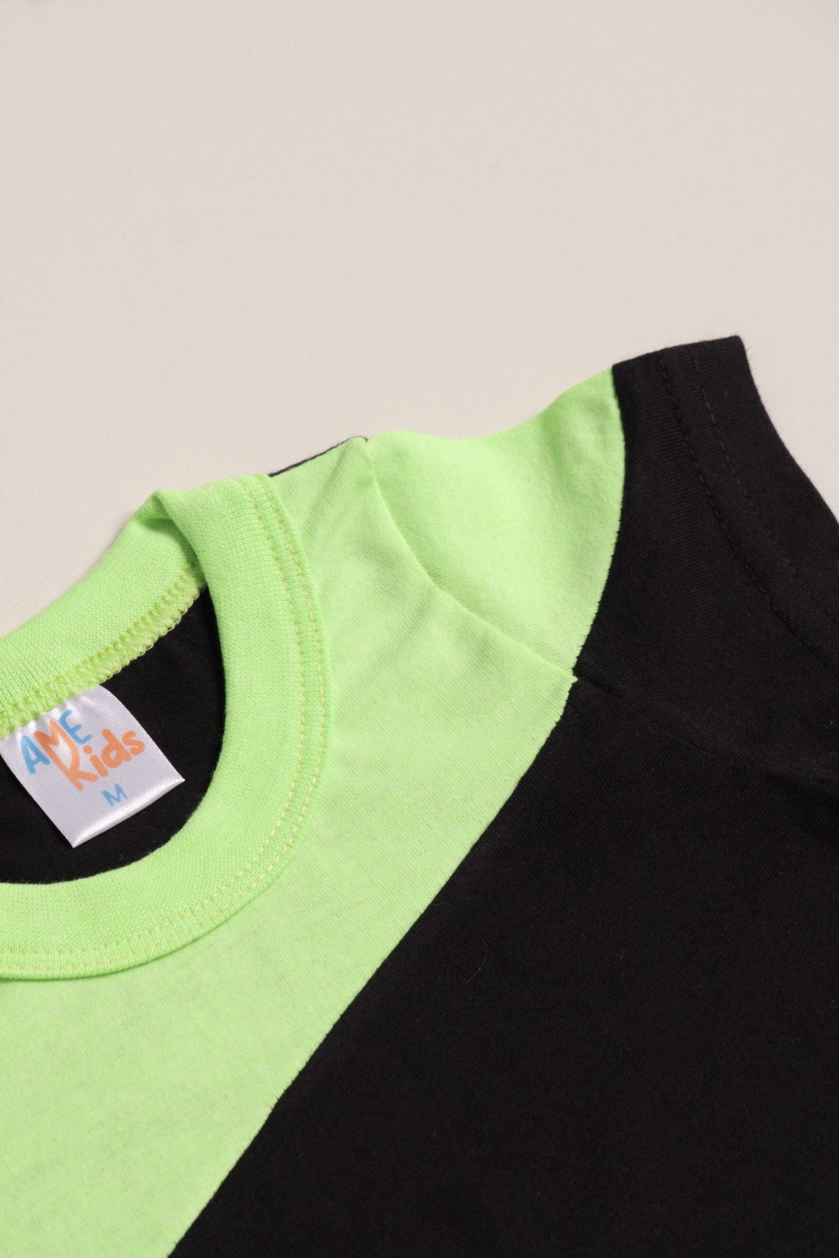 Detalhe: Recorte diagonal do Conjunto Blusa e Shorts Recorte Diagonal Ame Kids, cor Verde