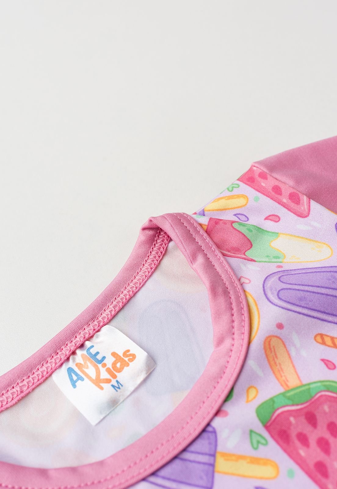Detalhe: Estampa divertida do Conjunto Blusa e Shorts com Prote&ccedil;&atilde;o UV Ame Kids, cor Rosa