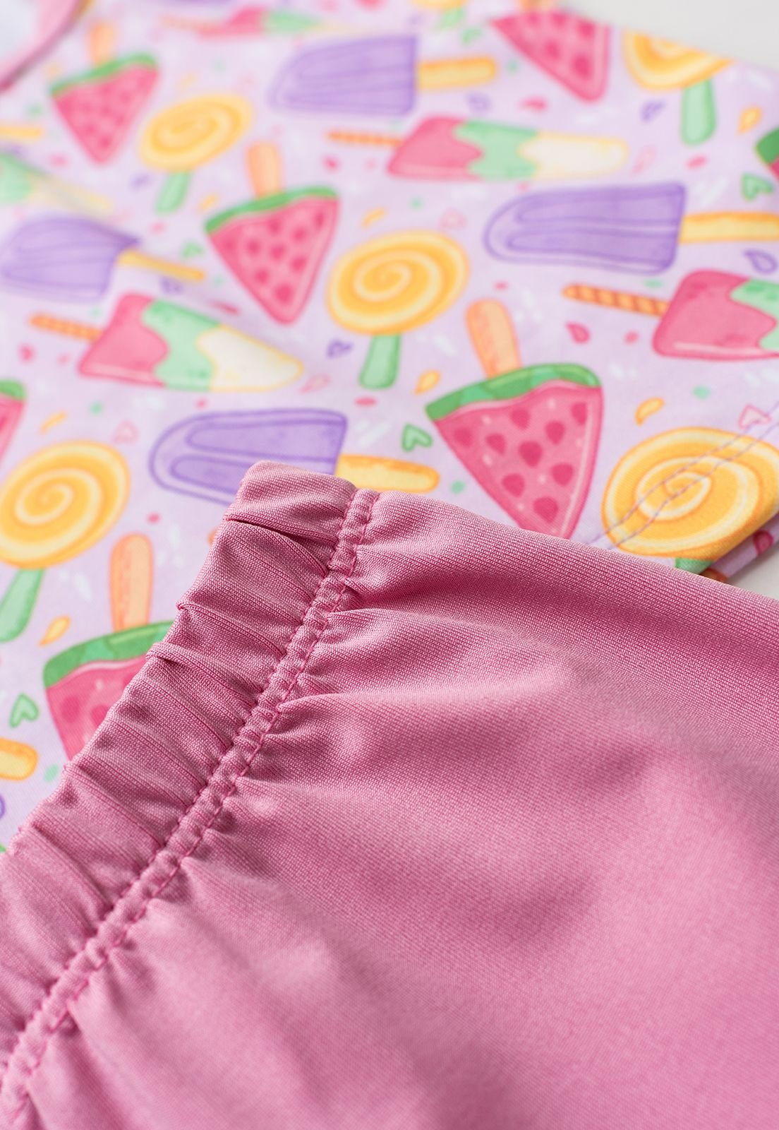 Detalhe: C&oacute;s com el&aacute;stico do Conjunto Blusa e Shorts com Prote&ccedil;&atilde;o UV Ame Kids, cor Rosa