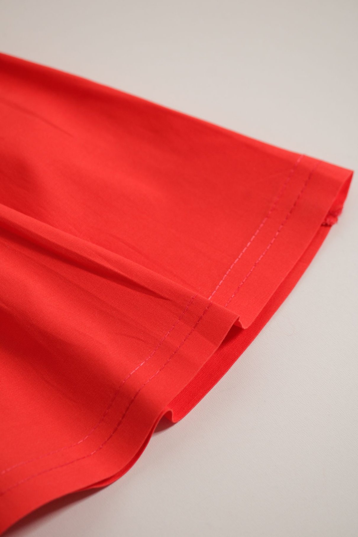 Detalhe: Barra com pesponto da Saia de Tricoline Ame Kids, cor Vermelho
