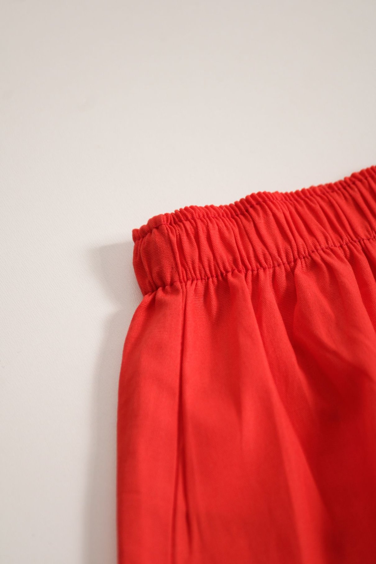 Detalhe: C&oacute;s com el&aacute;stico da Saia de Tricoline Ame Kids, cor Vermelho