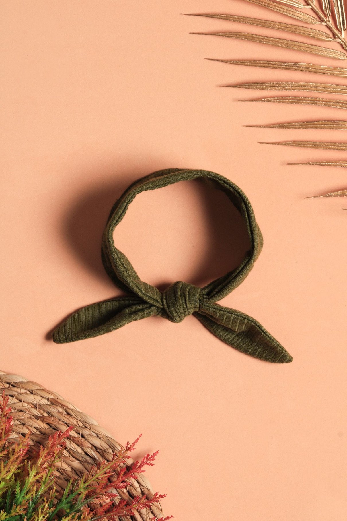 Detalhe: Lacinho com n&oacute; da Faixinha de Cabelo Ame Kids, cor Verde Militar