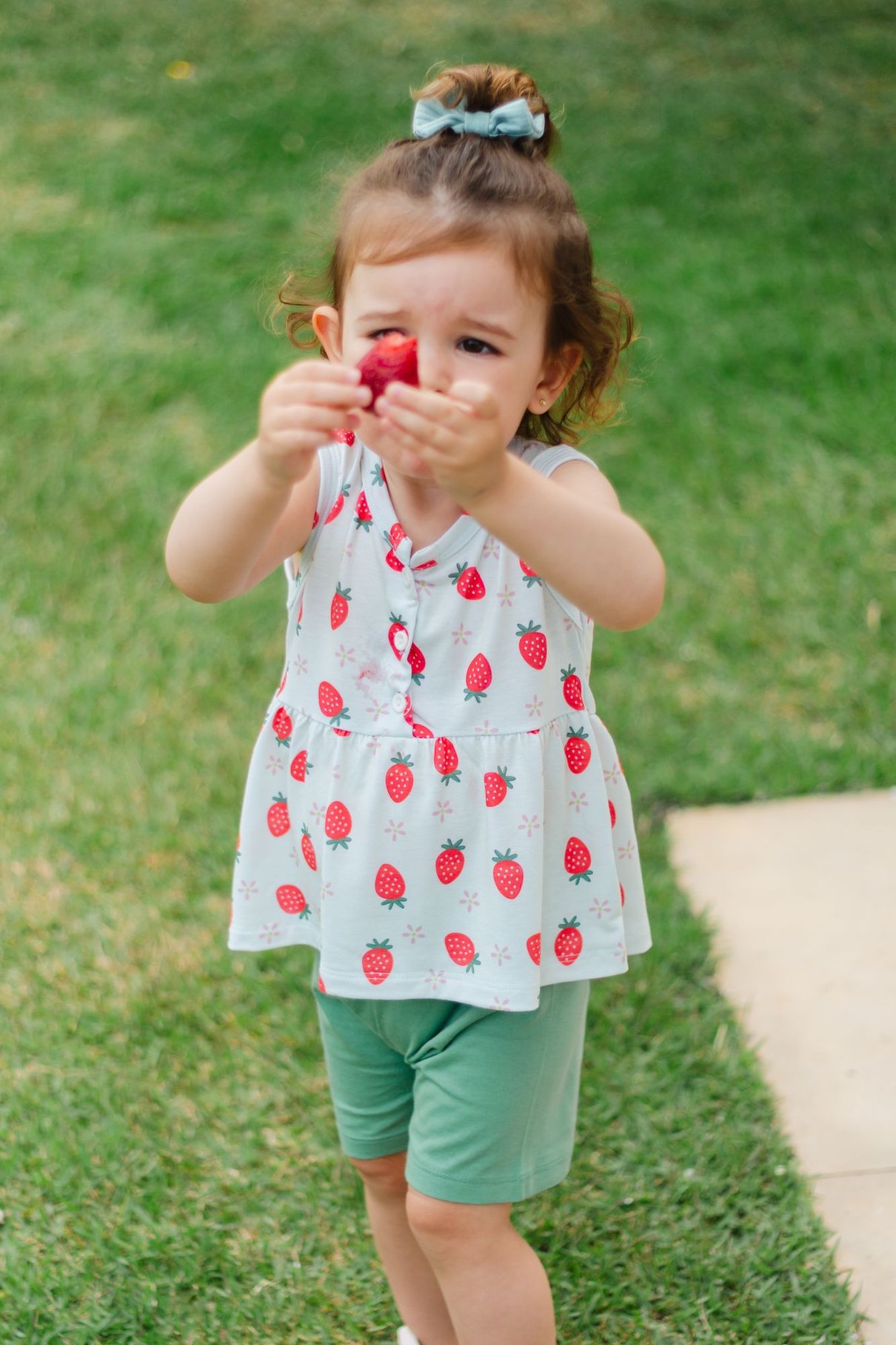 Criança usando o Conjunto Bata e Shorts Moranguinho Ame Kids na cor Verde